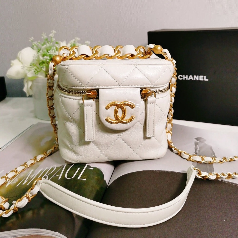 Chanel Chain Bar Vanity with Chain 22S Quilted Calfskin Small